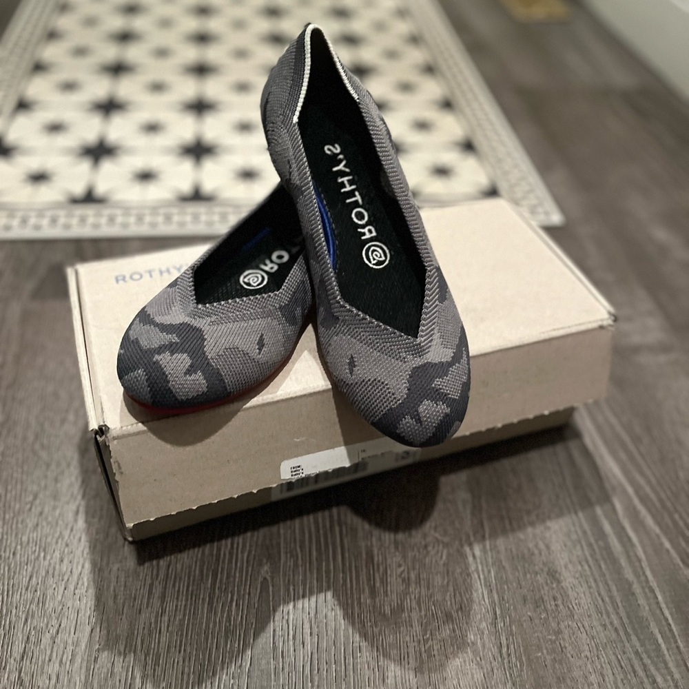 Rothys round tow flats 6.5